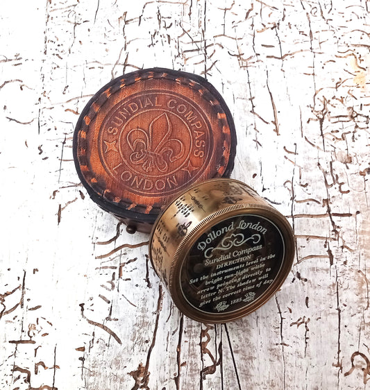 Vintage Retro-Kompass mit Sonnenuhr und Kalender in Lederbox